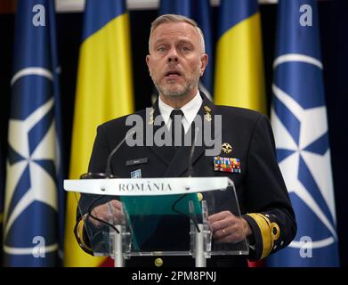 Bukarest, Rumänien. 12. April 2023: Admiral Rob Bauer, Vorsitzender des Militärausschusses der Nordatlantikvertrags-Organisation (NATO), beantwortet Fragen auf einer gemeinsamen Pressekonferenz im rumänischen Verteidigungsministerium mit Daniel Petrescu, Leiter des rumänischen Generalstabs. Kredit: Lucian Alecu/Alamy Live News Stockfoto
