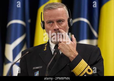 Bukarest, Rumänien. 12. April 2023: Admiral Rob Bauer, Vorsitzender des Militärausschusses der Nordatlantikvertrags-Organisation (NATO), hört die Rede von Daniel Petrescu (nicht im Bild), Leiter des rumänischen Generalstabs, auf einer gemeinsamen Pressekonferenz im rumänischen Verteidigungsministerium. Kredit: Lucian Alecu/Alamy Live News Stockfoto