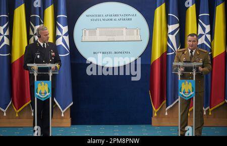 Bukarest, Rumänien. 12. April 2023: Admiral Rob Bauer (L), Vorsitzender des Militärausschusses der Nordatlantikvertrags-Organisation (NATO), hört die Rede von Daniel Petrescu (R), Leiter des rumänischen Generalstabs, während einer gemeinsamen Pressekonferenz im rumänischen Verteidigungsministerium. Kredit: Lucian Alecu/Alamy Live News Stockfoto