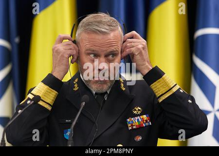 Bukarest, Rumänien. 12. April 2023: Admiral Rob Bauer, Vorsitzender des Militärausschusses der Nordatlantikvertrags-Organisation (NATO), hört die Rede von Daniel Petrescu (nicht im Bild), Leiter des rumänischen Generalstabs, auf einer gemeinsamen Pressekonferenz im rumänischen Verteidigungsministerium. Kredit: Lucian Alecu/Alamy Live News Stockfoto