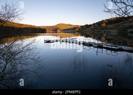 Fischereien am Ladybower Reservoir im Nationalpark Peak District in Derbyshire, England an einem ruhigen Frühlingsmorgen. Stockfoto