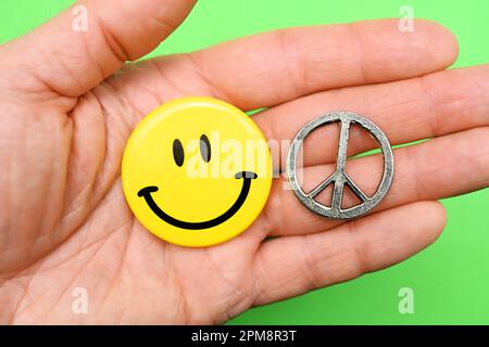 Smiley und Friedenszeichen auf einer Handfläche, Symbolfoto Frieden Stockfoto
