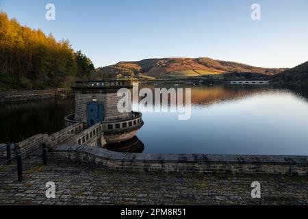 Der Ladybower Reservoir im Peak District-Nationalpark in Derbyshire, England, ist der ideale Ausgangspunkt für Ausflüge. Stockfoto