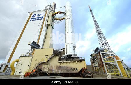 Cayenne, Frankreich. 12. April 2023. Abbildung zeigt den Startplatz der Ariane 6 während eines königlichen Besuchs im Guayana Space Centre in Kourou, Französisch-Guayana, Frankreich, am Mittwoch, den 12. April 2023. Am Donnerstag soll die ESA-Forschungsmission „Juice“ vom europäischen Weltraumhafen in Kourou starten. BELGA FOTOPOOL DIDIER LEBRUN Kredit: Belga News Agency/Alamy Live News Stockfoto