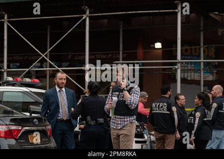 New York City, USA. 11. April 2023. Polizeibeamte vom 25. Revier untersuchen den Tatort, an dem eine Person an der Ecke 123. Straße und Lexington Ave in East Harlem, New York City, NY, am 11. April 2023 erschossen wurde. (Foto: Steve Sanchez/Sipa USA) Guthaben: SIPA USA/Alamy Live News Stockfoto