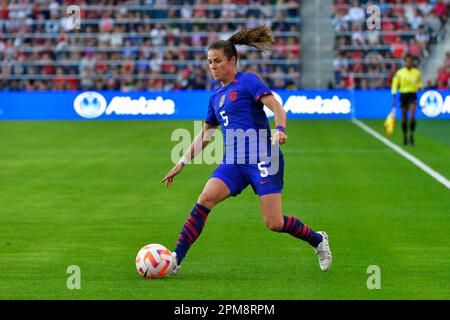 St. Louis, USA. 11. April 2023. Der US-Verteidiger Kelley O'Hara (5) bewegt den Ball. Die USAWNT besiegten die Republik Irland am Dienstag, den 11. April 2023, in einem internationalen Freundschaftsspiel im CITY Park Stadium in St. 1-0 Louis, MO, USA. (Foto: Tim Vizer/Sipa USA) Kredit: SIPA USA/Alamy Live News Stockfoto