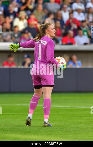 St. Louis, USA. 11. April 2023. Der irische Torwart Courtney Brosnan (1) führt die Teamkollegen an. Die USAWNT besiegten die Republik Irland am Dienstag, den 11. April 2023, in einem internationalen Freundschaftsspiel im CITY Park Stadium in St. 1-0 Louis, MO, USA. (Foto: Tim Vizer/Sipa USA) Kredit: SIPA USA/Alamy Live News Stockfoto