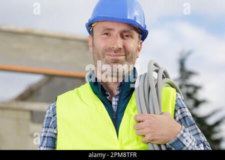 Vor dem Anschließen von Kabeln Stockfoto
