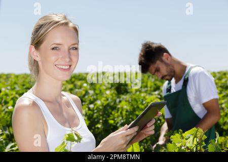 Glückliche Frau mit Tablet-pc Stockfoto