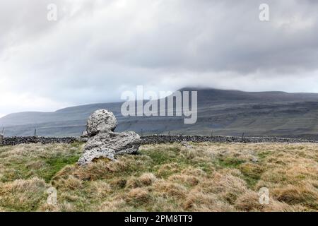 Kalkstein unregelmäßig und die Aussicht auf Ingleborough von Twisleton, Yorkshire Dales, Großbritannien Stockfoto