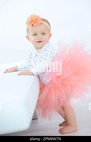 Ein Baby, das ein Tutu trägt Stockfoto