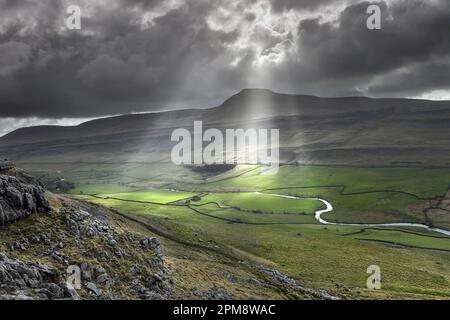 Ingleborough und der Fluss Doe aus Twisleton Scar, Yorkshire Dales, Großbritannien Stockfoto