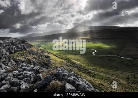 Ingleborough und der Fluss Doe aus Twisleton Scar, Yorkshire Dales, Großbritannien Stockfoto