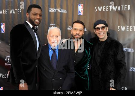 Burbank, USA. 11. April 2023. Everett Osborne, Richard Dreyfuss, Jeremy Piven, Martin Guigui bei der Sweetwater Premiere im Warner Brothers Studio am 11. April 2023 in Burbank, Kalifornien (Foto von Katrina Jordan/Sipa USA). Guthaben: SIPA USA/Alamy Live News Stockfoto