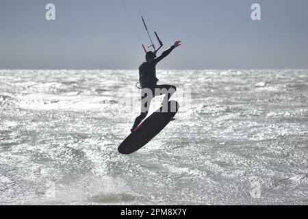 Storm Noa, Boscombe, Bournemouth, Dorset, Vereinigtes Königreich, 12. April 2023, Wetter. Kitesurfer bei starkem Wind und stürmischen Bedingungen am Meer am Morgen. Kredit: Paul Biggins/Alamy Live News Stockfoto