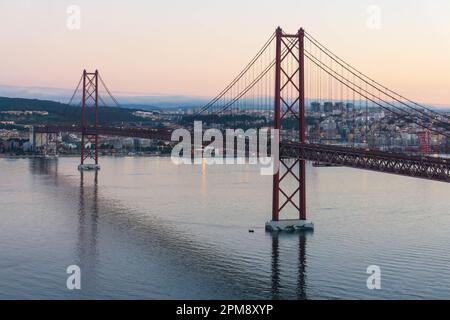 Rote Brücke 25. April in Lissabon am frühen Morgen. Stadtbild Stockfoto