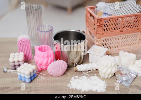 Hobby- und Freizeitkonzept - Kerzen zu Hause herstellen, Nahaufnahme von Soja-Wachskerzen Stockfoto