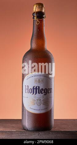 Mansfield, Nottingham, Vereinigtes Königreich: Studio-Produktbild einer Flasche Hoffleger-Bier. Stockfoto