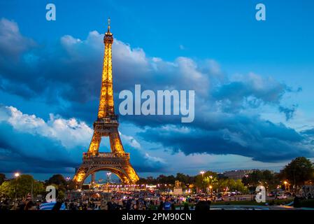 Paris, Frankreich, 16. Oktober 2022: Nahaufnahme des beleuchteten Eiffelturms bei Nacht, Paris, Frankreich. Eines der besten Reiseziele der Welt. Stockfoto