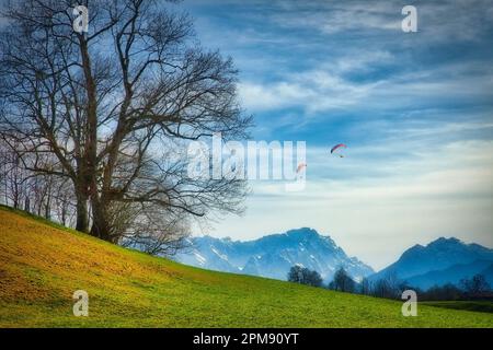DE - OBERBAYERN: Blick von Ohlstadt in Richtung Werdenfelser Land mit Zugspitze (2962m) und Waxenstein (1889m) im Hintergrund Stockfoto