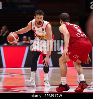 Mailand, Italien, Italien. 9. April 2023. Italien, Mailand, 9 2023. april: Davide Moretti (Pesaro Guard) dribbelt während 2. des Basketballspiels EA7 Emporio Armani Milan vs Carpegna Prosciutto Pesaro, LBA 2022-2023 day25 (Kreditbild: © Fabrizio Bertani/Pacific Press via ZUMA Press Wire) NUR REDAKTIONELLE VERWENDUNG! Nicht für den kommerziellen GEBRAUCH! Stockfoto