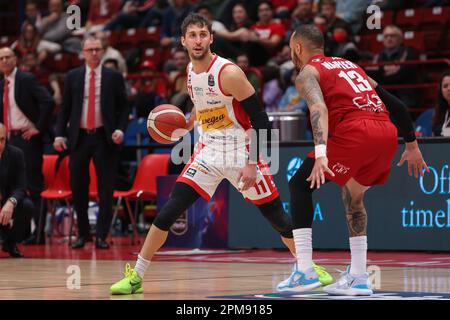 Mailand, Italien, Italien. 9. April 2023. Italien, Mailand, 9 2023. april: Davide Moretti (Pesaro Guard) dribbelt während 1. des Basketballspiels EA7 Emporio Armani Milan vs Carpegna Prosciutto Pesaro, LBA 2022-2023 day25 (Kreditbild: © Fabrizio Bertani/Pacific Press via ZUMA Press Wire) NUR REDAKTIONELLE VERWENDUNG! Nicht für den kommerziellen GEBRAUCH! Stockfoto