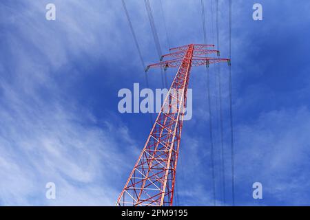 Roter Hochspannungsmast, Symbolfoto Stromkosten und Blackout Stockfoto