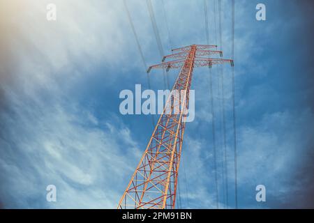 Hochspannungsmast, Symbolfoto Stromkosten und Energiekrise Stockfoto