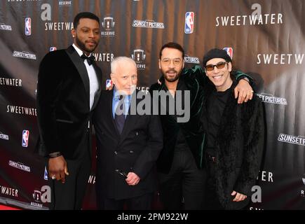 BURBANK, KALIFORNIEN - 11. APRIL: (L-R) Everett Osborne, Richard Dreyfuss, Jeremy Piven und Martin Guigui besuchen die Premiere von „Sweetwater“ in Los Angeles im Steven J. Ross Theatre auf der Warner Bros Grundstück am 11. April 2023 in Burbank, Kalifornien. Kredit: Jeffrey Mayer/JTMPhotos/MediaPunch Stockfoto