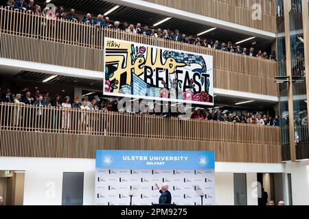 US-Präsident Joe Biden spricht während seines Besuchs auf der irischen Insel seine Grundsatzrede an der Ulster University in Belfast an und zeigt den Menschen, die von den Balkonen aus zusehen. Bilddatum: Mittwoch, 12. April 2023. Stockfoto