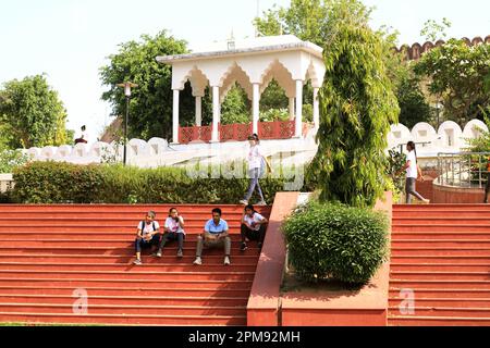 Chennai, Tamil Nadu, Indien 11. April 2023: Grünes Gras und Bäume im öffentlichen Park, Indien, Delhi Stockfoto