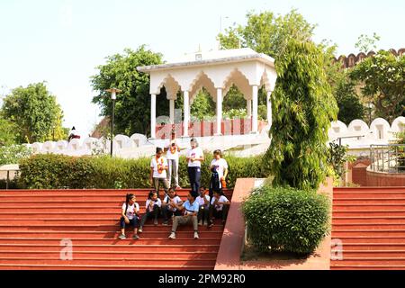 Chennai, Tamil Nadu, Indien 11. April 2023: Grünes Gras und Bäume im öffentlichen Park, Indien, Delhi Stockfoto