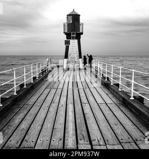 Whitby West Pier Extension an einem windigen April-Tag Stockfoto