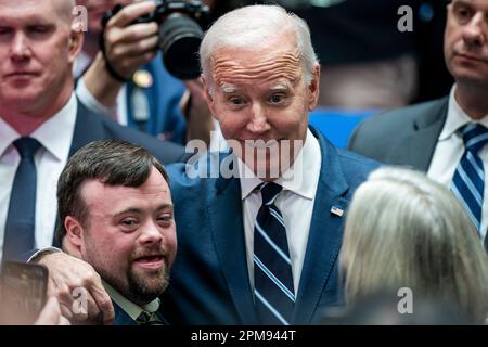 US-Präsident Joe Biden begrüßt James Martin, der in dem kürzlichen oscar-gewürdigten Kurzfilm "an Irish Goodbye" die Hauptrolle spielte, während er die Ulster University in Belfast besucht, um während seines Besuchs auf der Insel Irland eine Grundsatzrede zu halten. Bilddatum: Mittwoch, 12. April 2023. Stockfoto