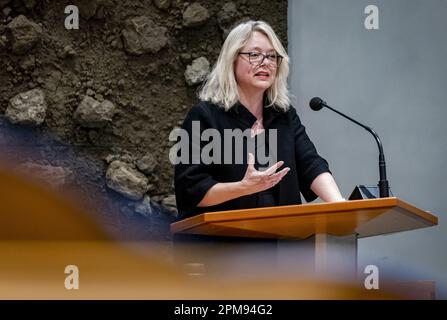 Den Haag, Niederlande. 12. April 2023. DEN HAAG - Agnes Mulder (CDA) im Plenarsaal des Repräsentantenhauses während einer Aussprache mit dem parlamentarischen Untersuchungsausschuss zur Erdgasförderung in Groningen über den Bericht Groninger über Gas. ANP SEM VAN DER WAL niederlande raus - belgien raus Stockfoto