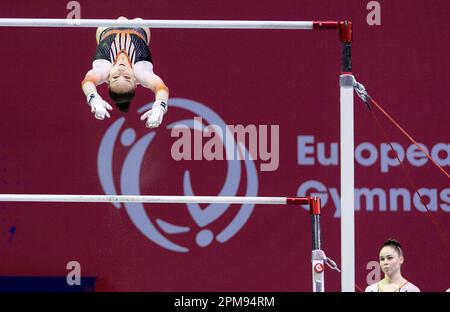 ANTALYA - Vera van Pol (l) und Eythora Thorsdottir in Aktion während der Qualifikation der Europameisterschaft in der Türkei. ANP IRIS VANDEN BROEK Stockfoto