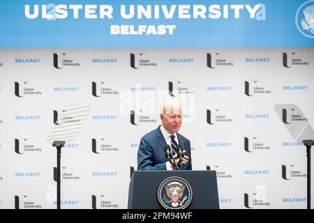 US-Präsident Joe Biden hält während seines Besuchs auf der Insel Irland seine Grundsatzrede an der Ulster University in Belfast. Bilddatum: Mittwoch, 12. April 2023. Stockfoto