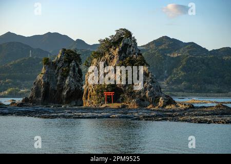 Nachikatsuura, Japan - 20. März 2023: Ausblick auf die Insel Bentenjima in Nachikatsuura, Japan. Stockfoto