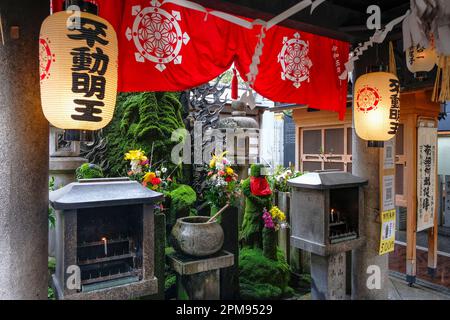 Osaka, Japan - 21. März 2023: Der Hozenji-Tempel ist ein buddhistischer Tempel im Dotonbori-Viertel Osaka, Japan. Stockfoto