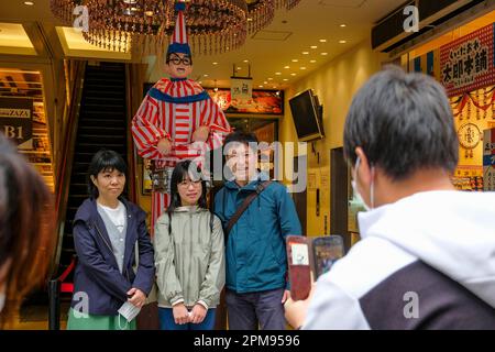 Osaka, Japan - 21. März 2023: Kuidaore Taro, der lächelnde Clown von Dotonbori, ist eines der bekanntesten Bilder Osakas. Stockfoto