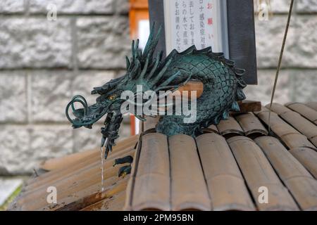 Osaka, Japan - 21. März 2023: Namba-Schrein ist ein Shinto-Schrein im Dotonbori-Viertel Osaka, Japan. Stockfoto