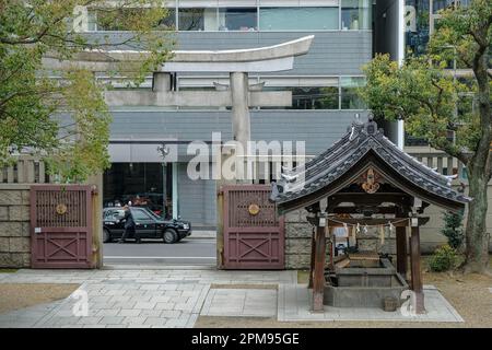 Osaka, Japan - 21. März 2023: Ein Taxi vor der Tür des Namba-Schreins ist ein Shinto-Schrein im Dotonbori-Viertel Osaka, Japan. Stockfoto