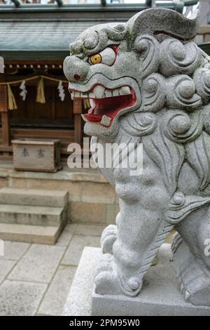 Osaka, Japan - 21. März 2023: Namba-Schrein ist ein Shinto-Schrein im Dotonbori-Viertel Osaka, Japan. Stockfoto