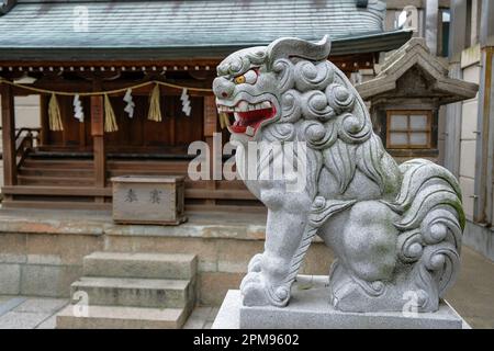 Osaka, Japan - 21. März 2023: Namba-Schrein ist ein Shinto-Schrein im Dotonbori-Viertel Osaka, Japan. Stockfoto