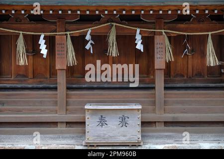 Osaka, Japan - 21. März 2023: Namba-Schrein ist ein Shinto-Schrein im Dotonbori-Viertel Osaka, Japan. Stockfoto