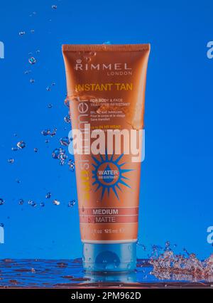 Mansfield, Nottingham, Vereinigtes Königreich: Studio-Produktbild von RIMMEL Bräunungscreme. Stockfoto