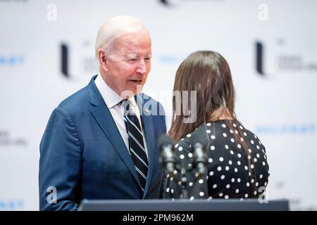 US-Präsident Joe Biden begrüßt Gabrielle Feenan an der Ulster University in Belfast, wo er während seines Besuchs auf der Insel Irland seine Grundsatzrede hielt. Bilddatum: Mittwoch, 12. April 2023. Stockfoto