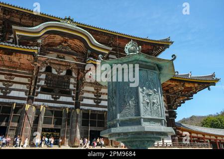 Nara, Japan - 22. März 2023: Der Todaiji-Tempel ist ein buddhistischer Tempel in Nara, Japan. Stockfoto