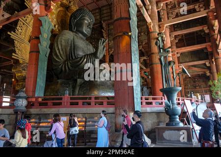 Nara, Japan - 22. März 2023: Touristen, die den Todaiji-Tempel besuchen, ist ein buddhistischer Tempel in Nara, Japan. Stockfoto