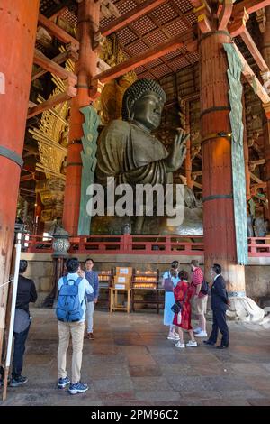 Nara, Japan - 22. März 2023: Touristen, die den Todaiji-Tempel besuchen, ist ein buddhistischer Tempel in Nara, Japan. Stockfoto